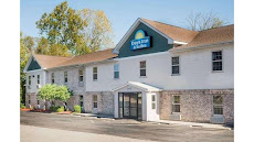 Days Inn & Suites by Wyndham Sellersburg