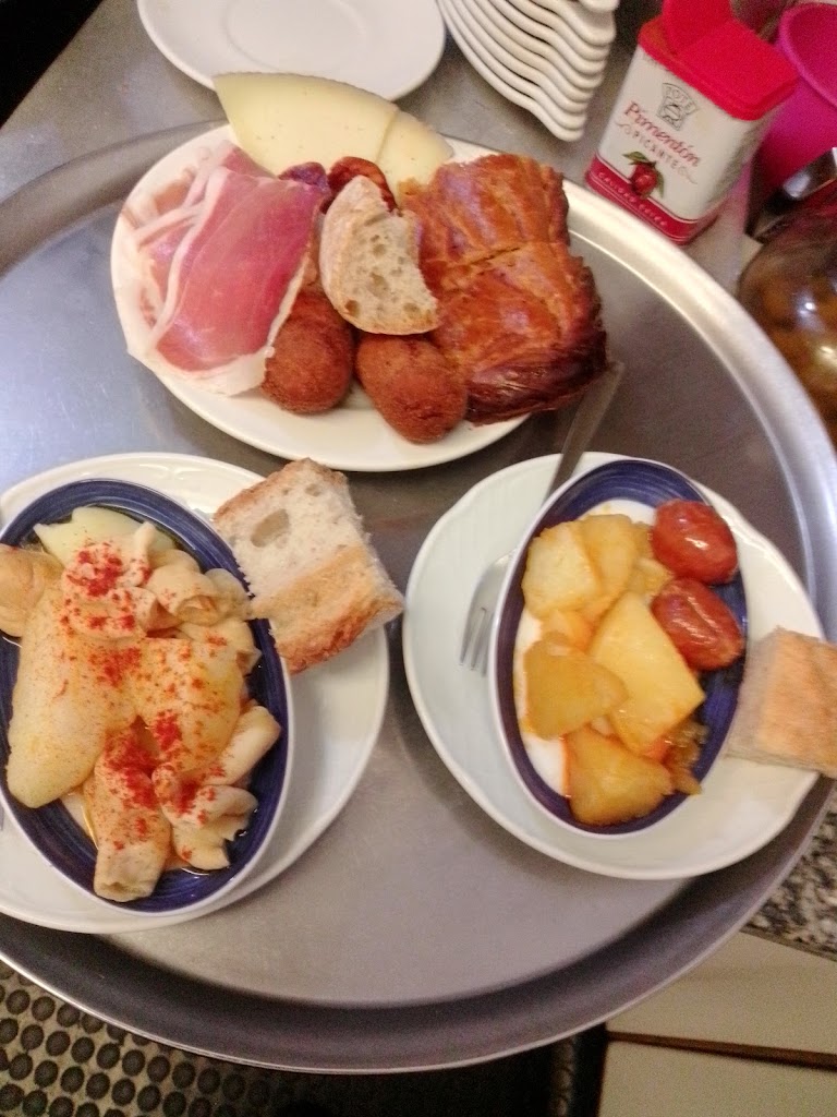 Cafe Aroma — Comida y bebida