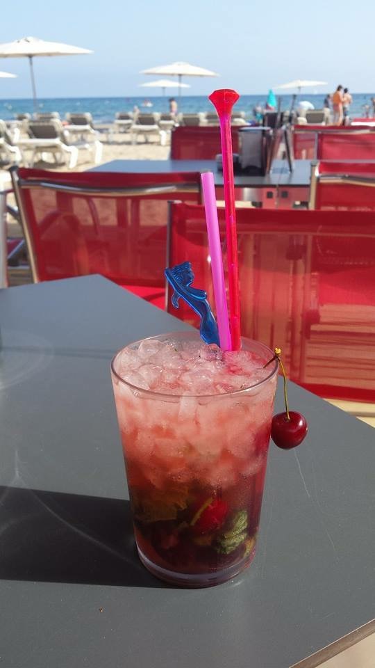 Niko's Beach Restaurant & Cocktails — Comida y bebida