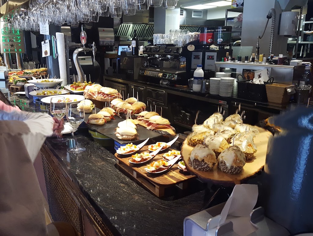 Restaurante Victor Montes — Comida y bebida
