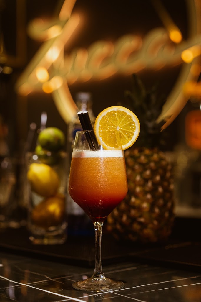 Zucca Lounge & Restaurant — Comida y bebida