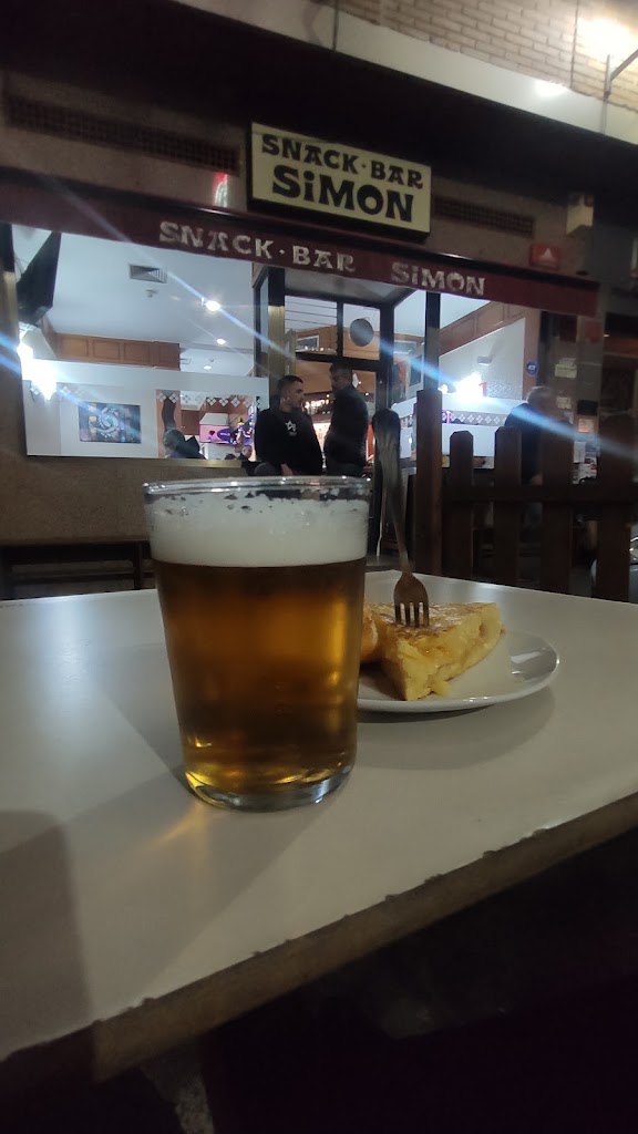 Snack Bar Simon — Comida y bebida