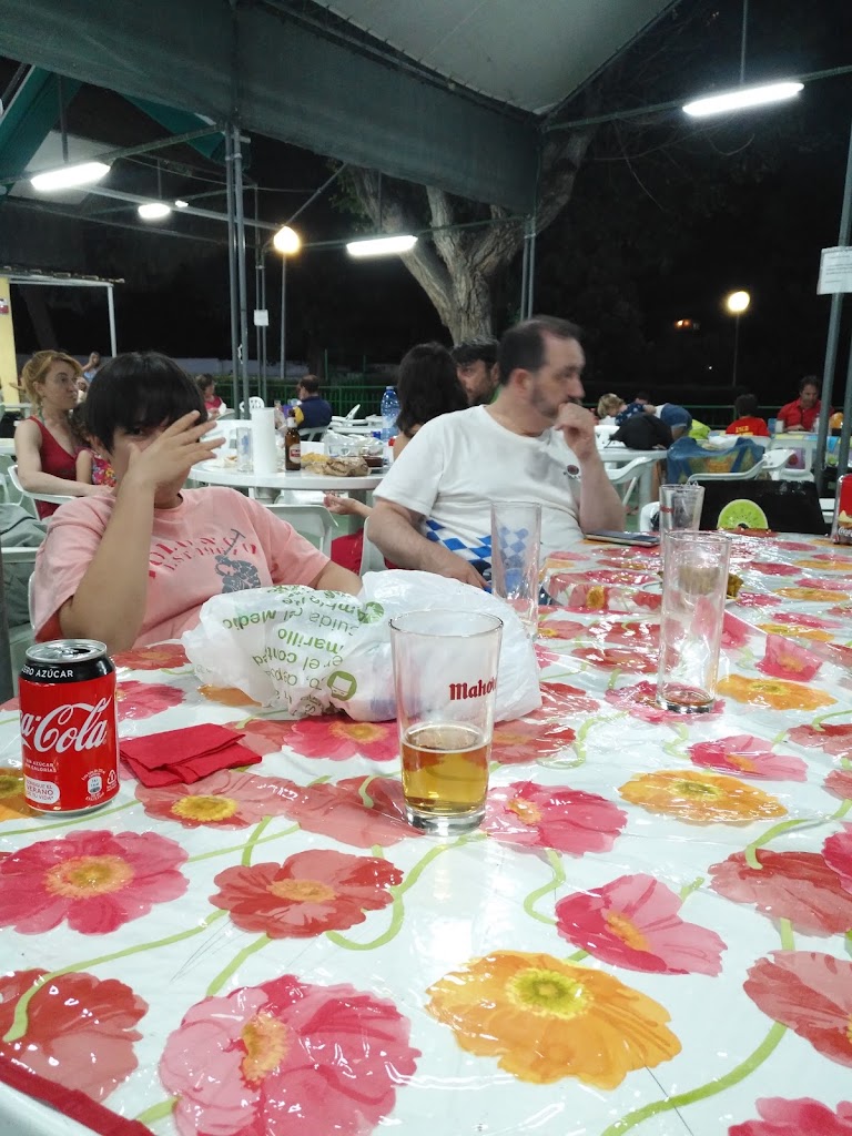 Rte. Polideportivo Parque Lisboa — Comida y bebida