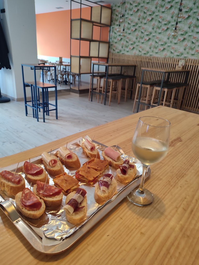 Bar Cafeteria Beni — Comida y bebida