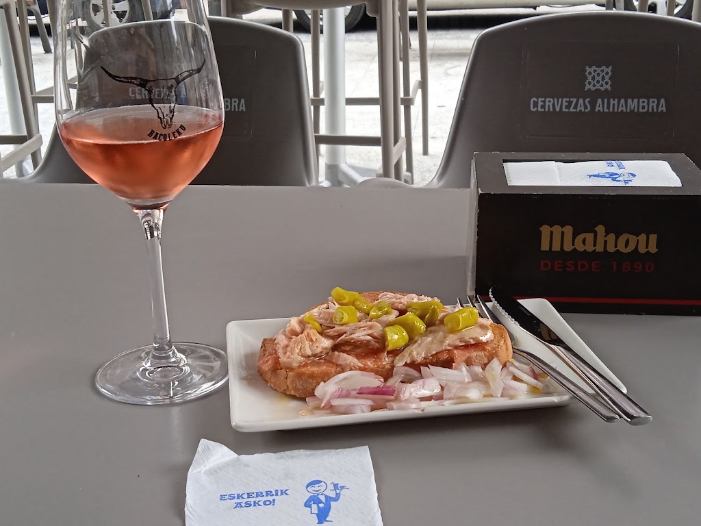 Vinoteca Bacoleku — Comida y bebida