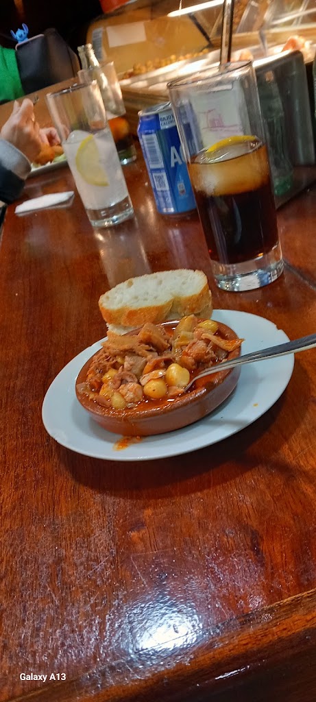 Toral Bar Cafeteria — Comida y bebida