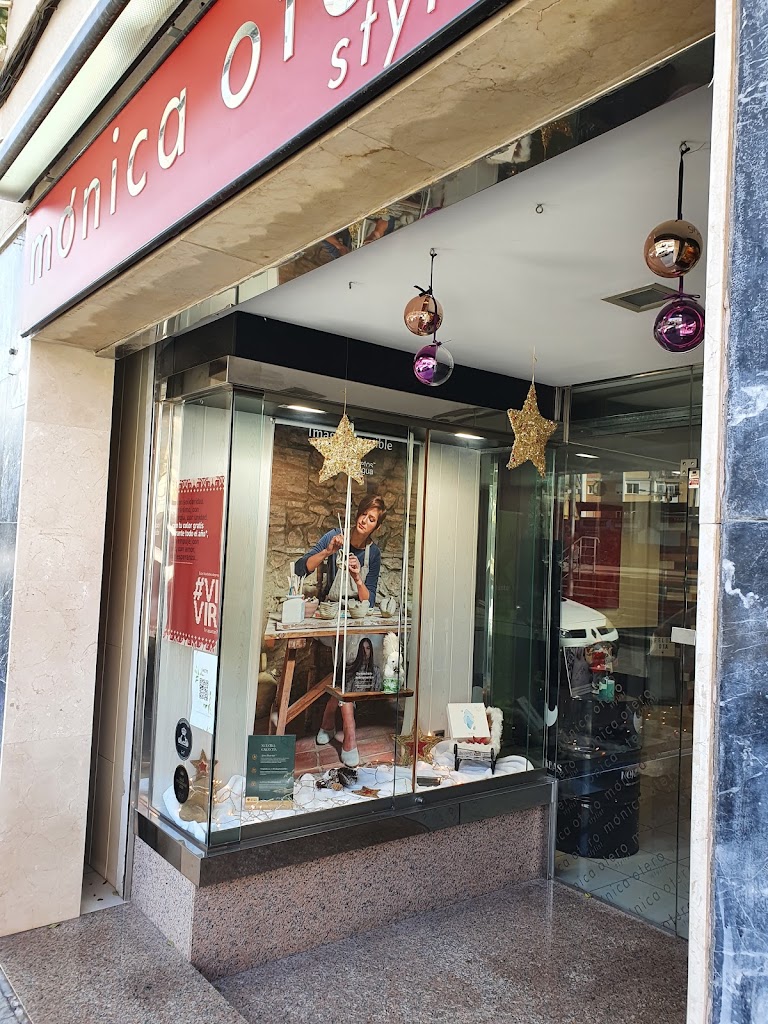 Monica Otero stylist ( Peluqueria y Estetica Organica Cornella ) — Exterior