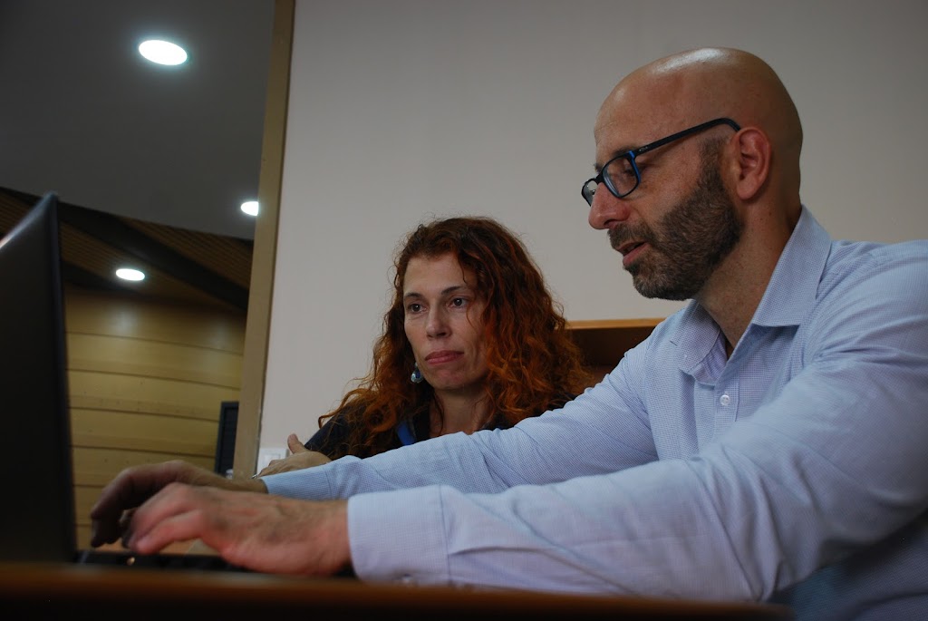 > Jose Javier Caro – Soluciones Web en Santa Perpetua de Mogoda en Santa Perpetua de Mogoda» /></p>
<p>Jose Javier Caro – Soluciones Web es una empresa ubicada en <b>Carrer Casal dels Mogoda, 57</b>, en la localidad de <b>Santa Perpetua de Mogoda</b>. Desde su fundación, se ha centrado en ofrecer una amplia gama de servicios relacionados con el ámbito digital, destacándose como un referente en la región. Este negocio es conocido por su dedicación y compromiso, habiendo recibido una calificación perfecta de <b>5 sobre 5</b> por parte de 29 clientes satisfechos.</p>
<p>En el corazón de su oferta se encuentra el <b>diseño de sitios web</b>, donde ponen especial énfasis en crear plataformas atractivas y funcionales para sus clientes. Jose Javier Caro no solo se limita a crear páginas, sino que también proporciona un <b>soporte y servicios informáticos</b> que garantizan el correcto funcionamiento de las mismas. Asimismo, su experiencia como <b>agencia de comercio electrónico</b> les permite ayudar a las empresas a establecer y optimizar sus ventas en línea.</p>
<p>Además de su labor en el diseño y gestión de páginas web, la empresa se especializa en <b>diseño gráfico</b>, ofreciendo soluciones creativas que reflejan la identidad de cada marca. En el ámbito del marketing, su <b>servicio de marketing por Internet</b> se ha vuelto fundamental para muchas empresas locales, brindando estrategias efectivas que aumentan la visibilidad y atracción de nuevos clientes.</p>
<p>Jose Javier Caro también actúa como <b>proveedor de servicios de Internet</b>, facilitando el acceso y gestión de la red para sus usuarios. En un entorno cada vez más digital, sus soluciones son vitales para garantizar que los negocios puedan operar de manera óptima.</p>
<p>Un aspecto distintivo de esta empresa es su compromiso con las propietarias mujeres, promoviendo un entorno inclusivo y colaborativo. Además, ofrece la posibilidad de <b>citas online</b> y <b>servicios en las instalaciones</b>, lo que facilita el acceso a su amplia variedad de servicios. Es importante mencionar que se necesita cita previa para asegurar una atención personalizada y eficaz.</p>
<p>Recomendamos encarecidamente a todos aquellos interesados en potenciar su presencia web o en recibir apoyo en sus proyectos digitales que se pongan en contacto con Jose Javier Caro. Su equipo está siempre dispuesto a ofrecer soluciones adaptadas a cada necesidad. No duden en llamar al <b>637 53 31 31</b> o visitar su página web para más información y para comenzar a transformar su negocio: <b>jjcaro.com</b>.</p>
</div></div>
<div class=