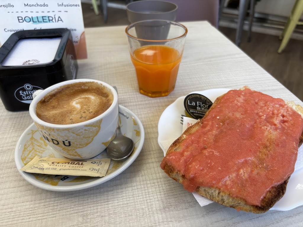 Cafe-Bar La Avenida — Comida y bebida