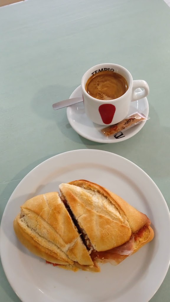 Cafe Bar Sanluca — Comida y bebida