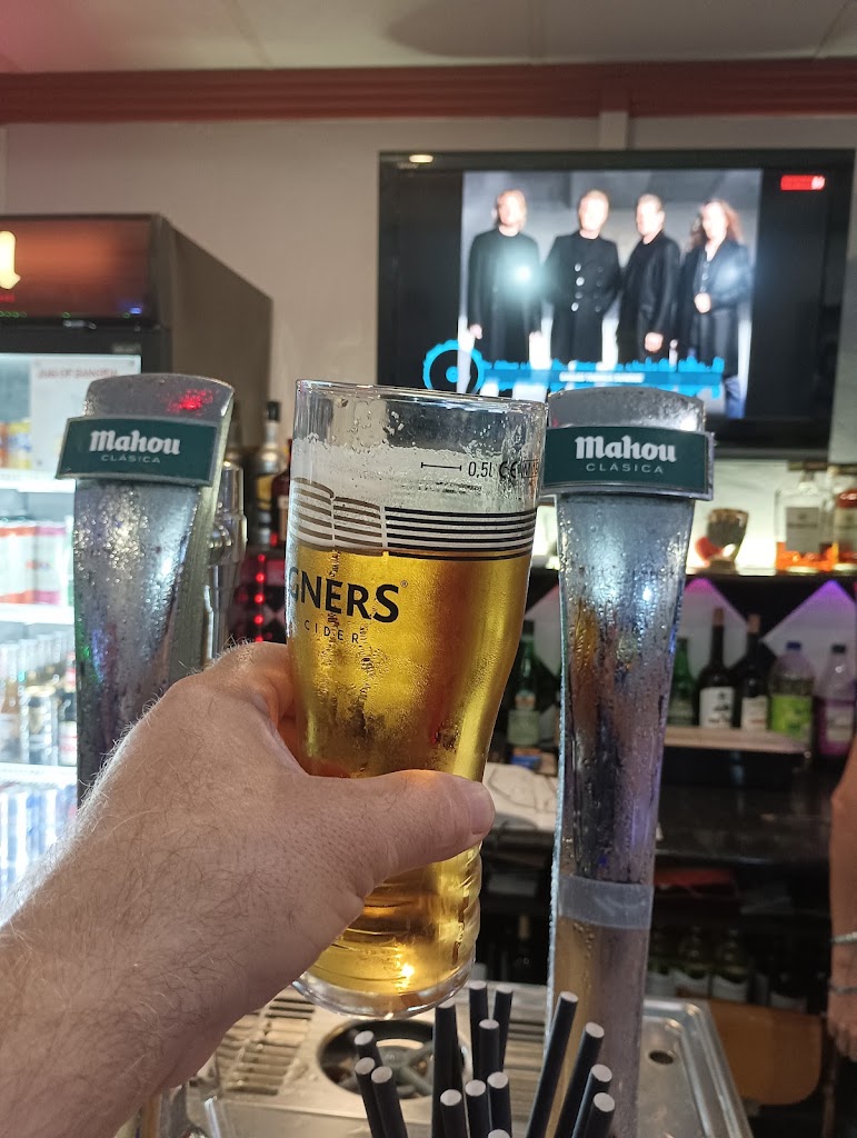 Bar Hepburns — Comida y bebida