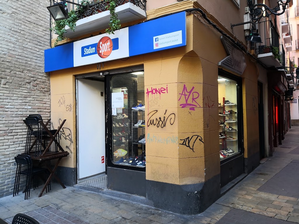 Stadium Sport. Calzado deportivo.Botas de Baloncesto y zapatillas de Balonmano.Numeros grandes. en Zaragoza