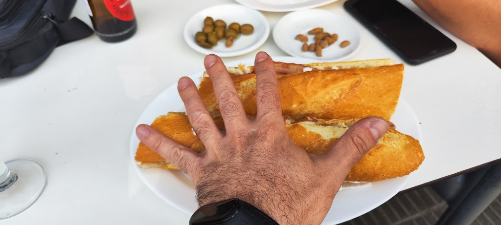 Las Brujas Bar — Baguette