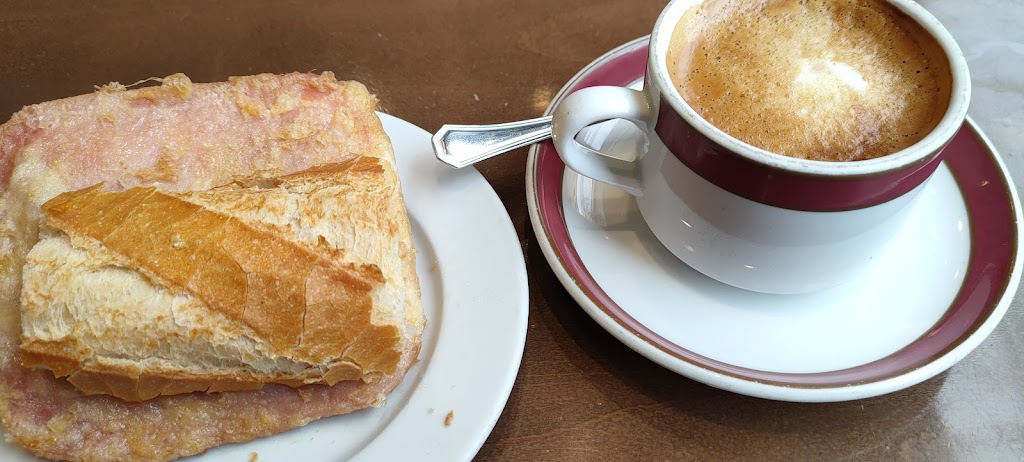 Cafe Bar La Esquina — Comida y bebida
