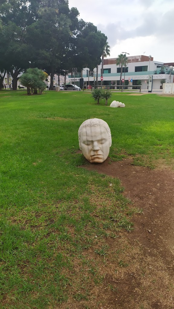 Esculturas en la hierba- Mucho + Mayo