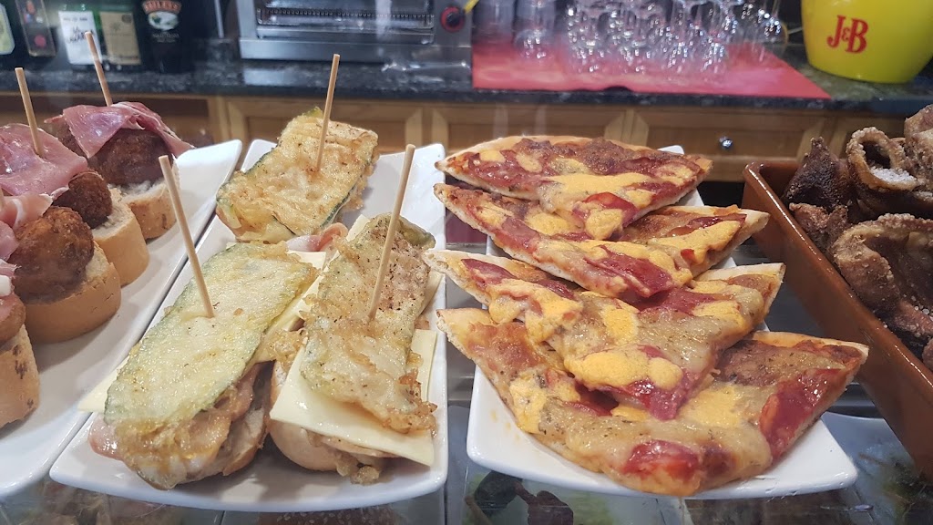 Cafe Bar PJ — Comida y bebida
