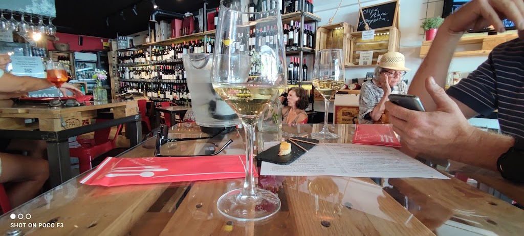 Vinoteca Vino Pasion — Comida y bebida