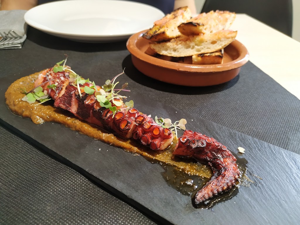 Que s'hi cou Restaurant — Comida y bebida