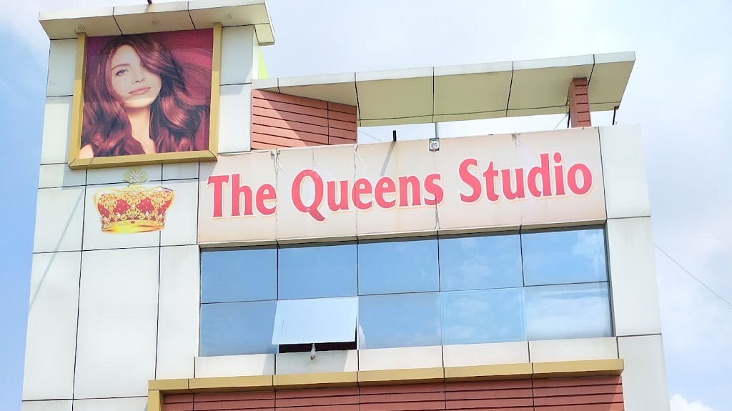 Queen S Salon