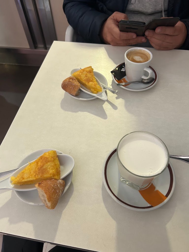 Cafe Bar Girasol — Comida y bebida