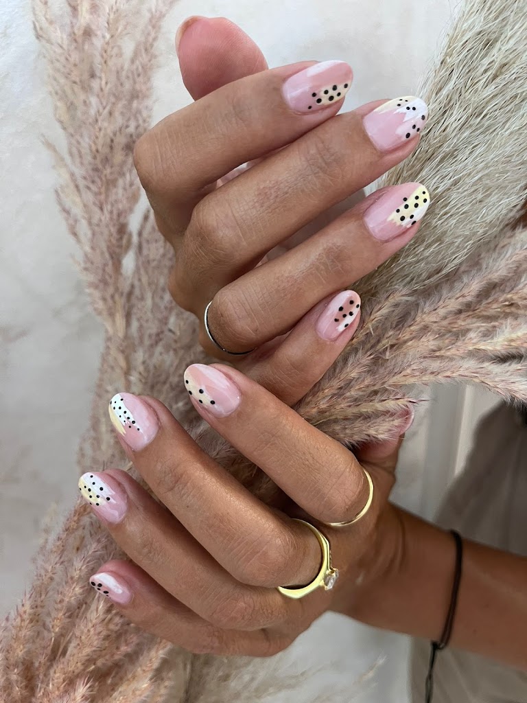 EsteticaJMcornella - unas de gel/manicuras y pedicuras/ tratamientos facial y corporales/ rayos uva
