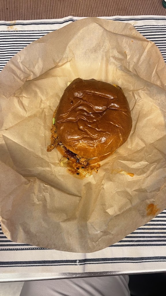 Koreans Do It Better - Burgers and Chicken — Comida y bebida