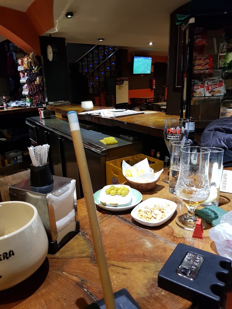 Black Ball — Comida y bebida