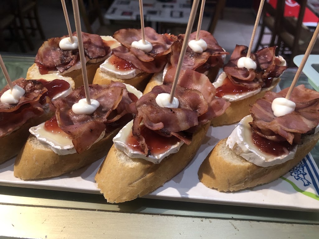 Cafe Bar Avenida — Comida y bebida