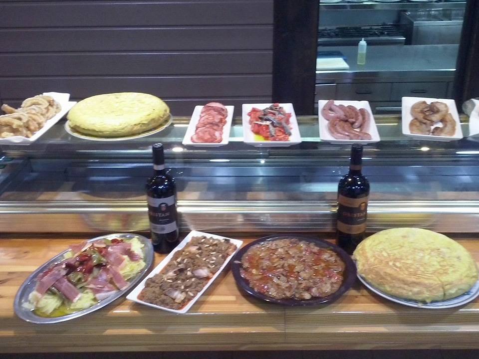 Restaurante-Taperia El Bierzo — Comida y bebida
