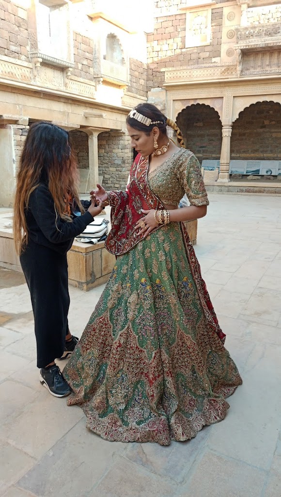 I Star Scissors Family Salon Makeup Studio