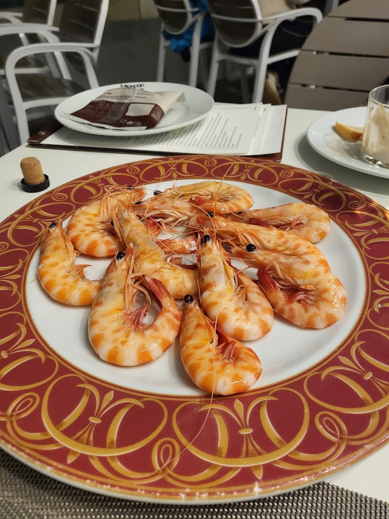 Cerveceria La Poderosa — Comida y bebida