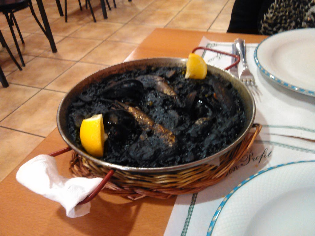 LOS BARRILES MATARO — Comida y bebida
