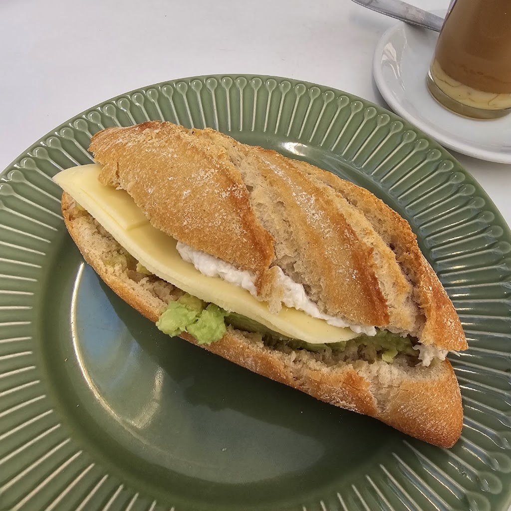 Bar Cafeteria El Momento — Comida y bebida