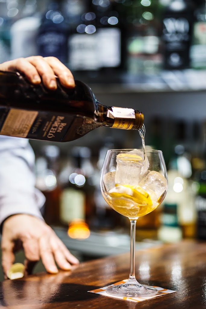 King's Pub — Comida y bebida