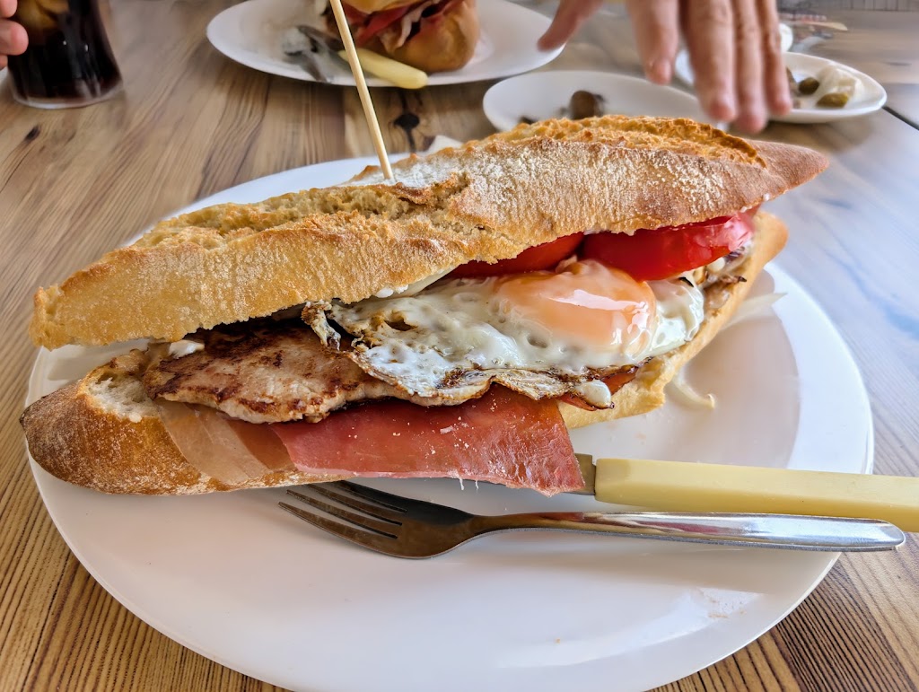 La Yedra Hotel Restaurante — Comida y bebida