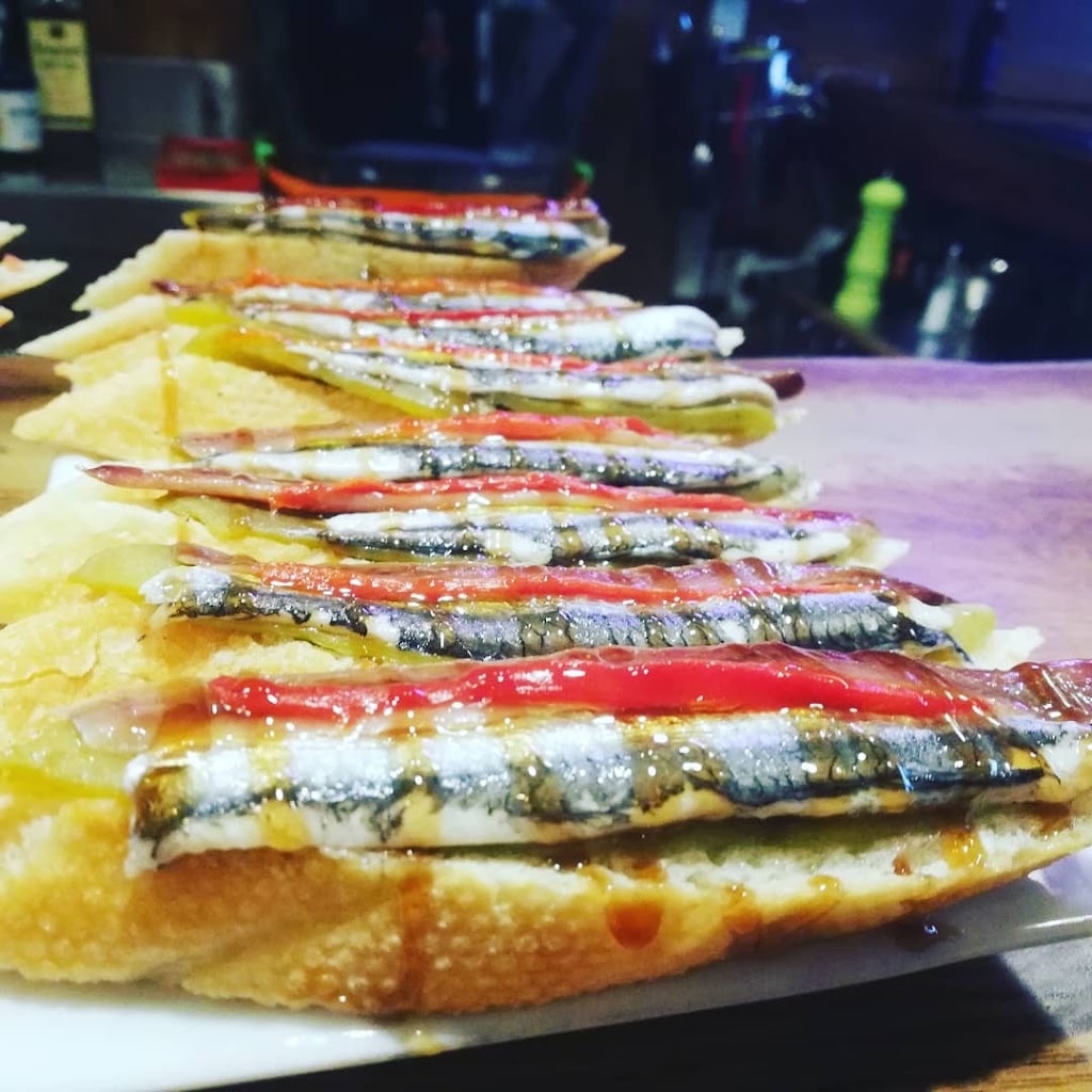 Taberna Basaras — Comida y bebida