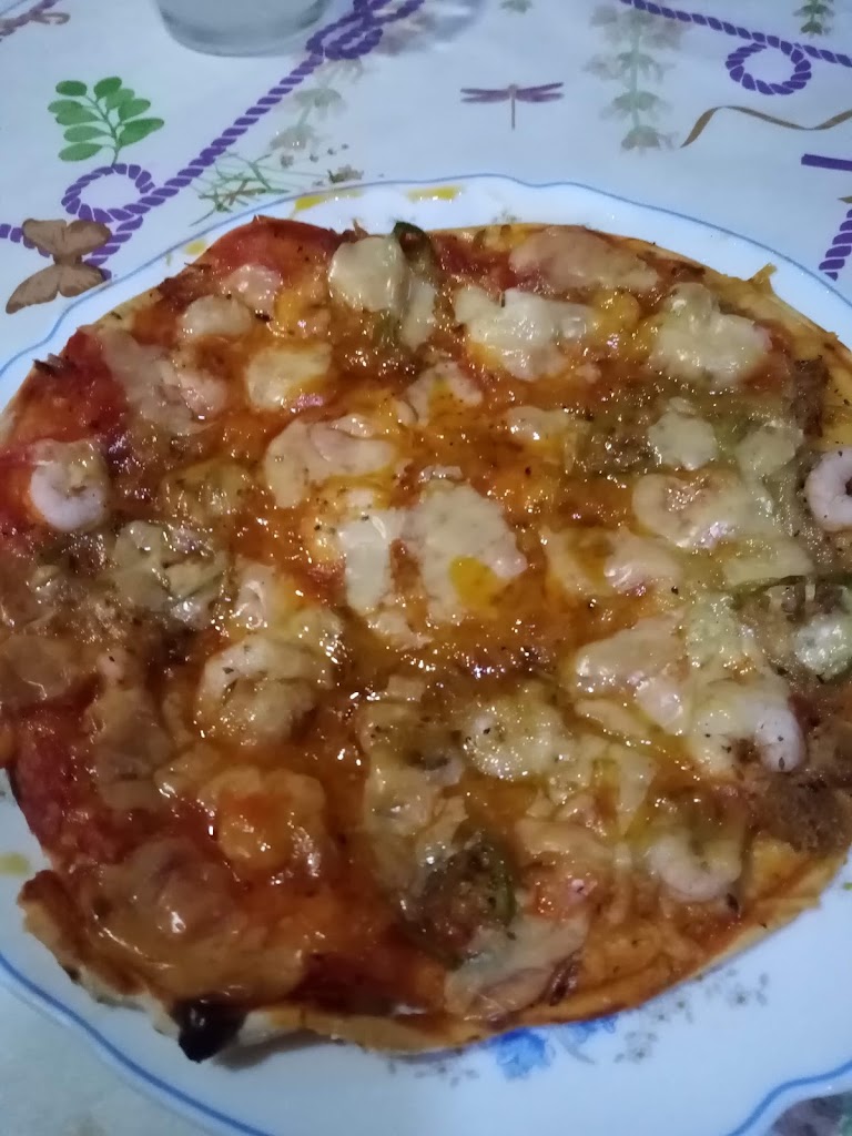 Pizza en casa — Comida y bebida