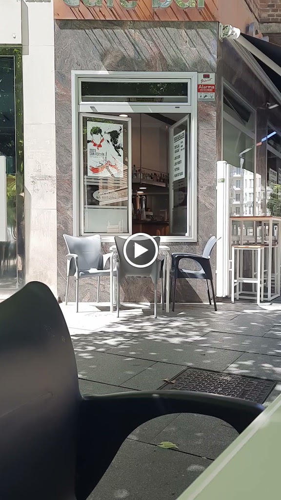 Cafe Bar La Esquina — Videos