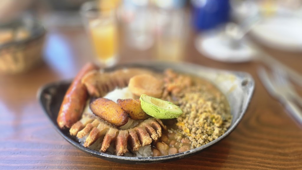 Restaurante Colombiano La Fonda — Comida y bebida
