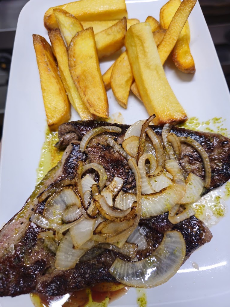 El NUEVO PEQUE BAR RESTAURANTE — Comida y bebida