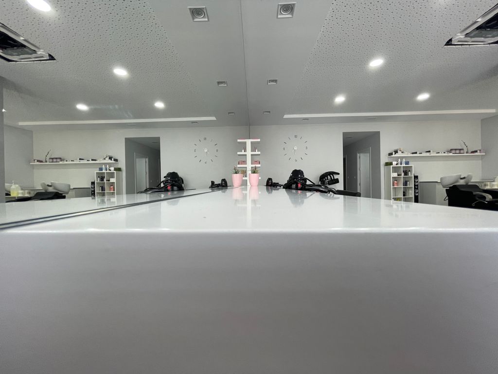 Judit Garcia centro de belleza unisex peluqueria — Interior