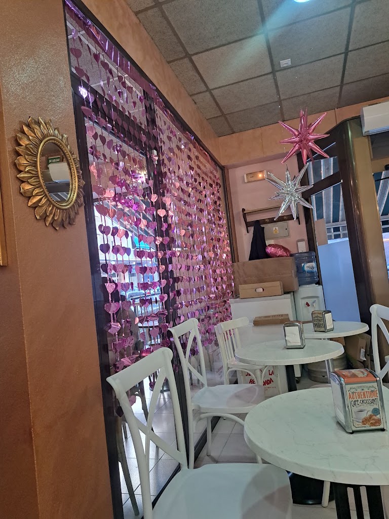Panaderia Cafeteria Heladeria M & D — Ambiente
