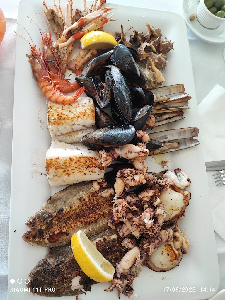 La Pineda Bar - Restaurant - Tapas — Comida y bebida