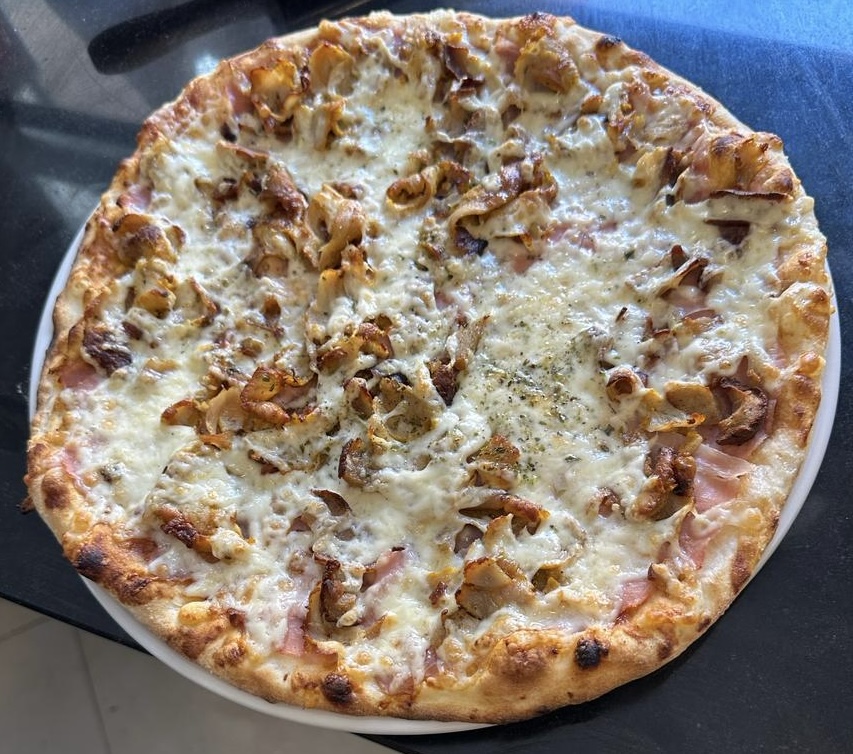 Pizza Napoli — Comida y bebida