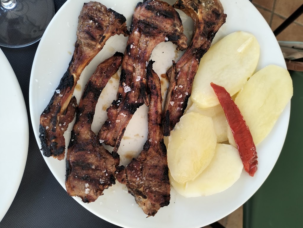 Hermanos Bayonas Restaurante — Comida y bebida