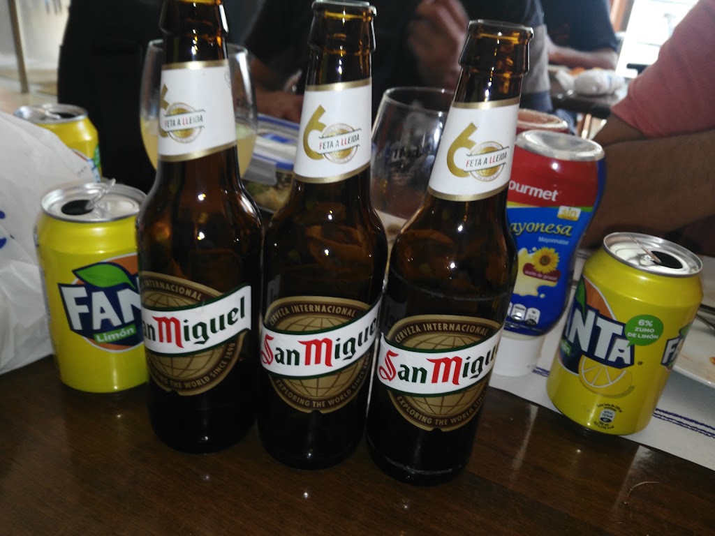 Bar Cafeteria Cent 15 — Comida y bebida