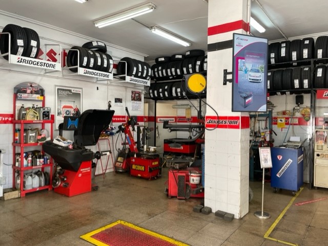Neumaticos J. Antonio — Interior