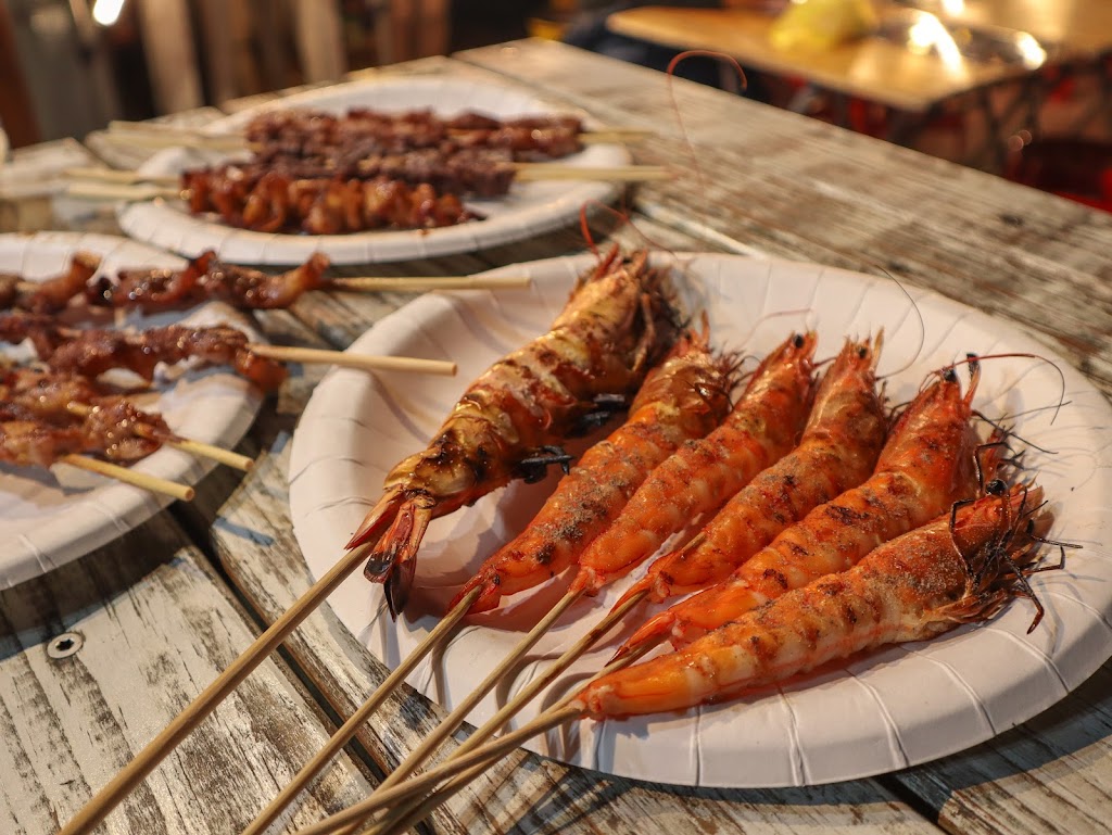 花蓮銅板燒干貝海鮮燒烤日式鮑魚奶油貝焗烤扇貝椒鹽鳳螺泡菜魷魚鹽烤大蝦蠔大大 東大門夜市店 的照片