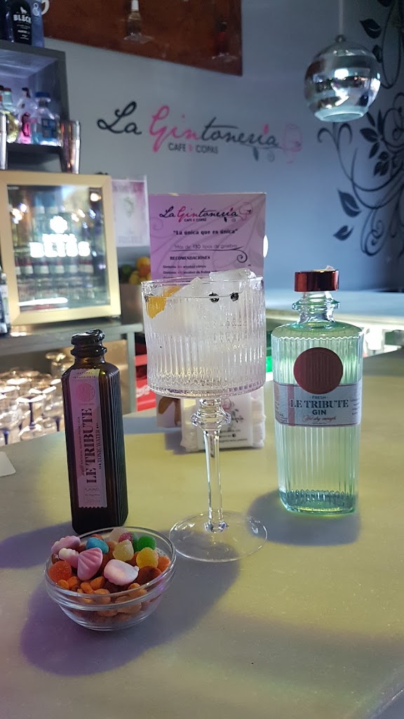 Cocteleria La Gintoneria — Comida y bebida