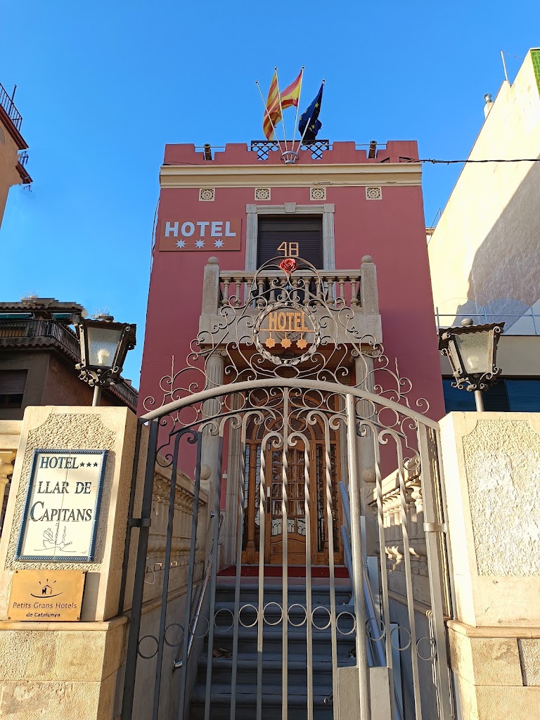 Llar de Capitans — Exterior